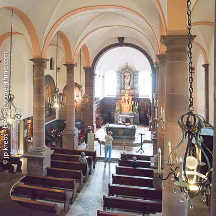 Dans l'glise du monastre de Ste Odile, des plerins alsaciens se relaient jour et nuit depuis des dizaines d'anne pour une adoration perptuelle